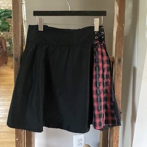 HOT TOPIC SKIRT MEDIUM GIRL BLCK AND PLAID with suspenders